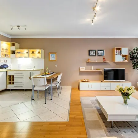 Viola - Newly Furnished With Free Garage! Apartment *