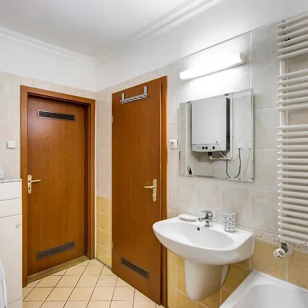 Viola - Newly Furnished With Free Garage! Apartment *