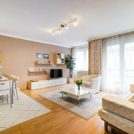 Viola - Newly Furnished With Free Garage! Appartement